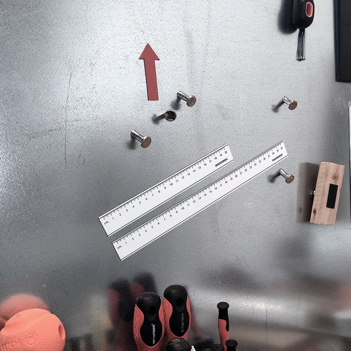 Magnetisk linjal hvit 30 cm - svarte tall