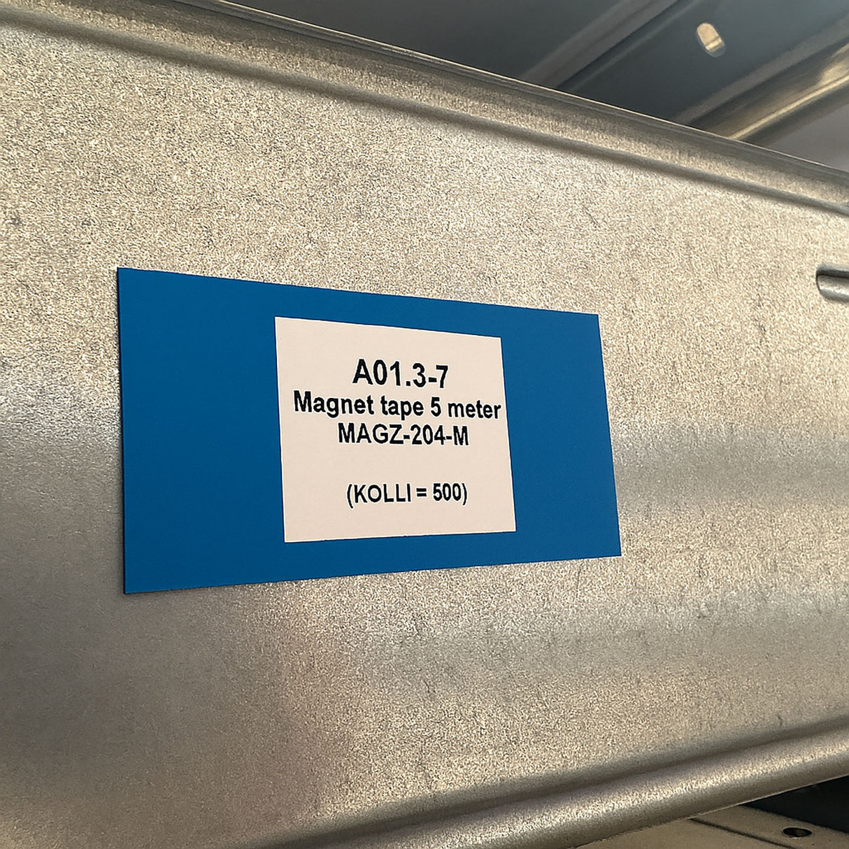 Hylleforkant blå, magnetisk 8x4 cm.