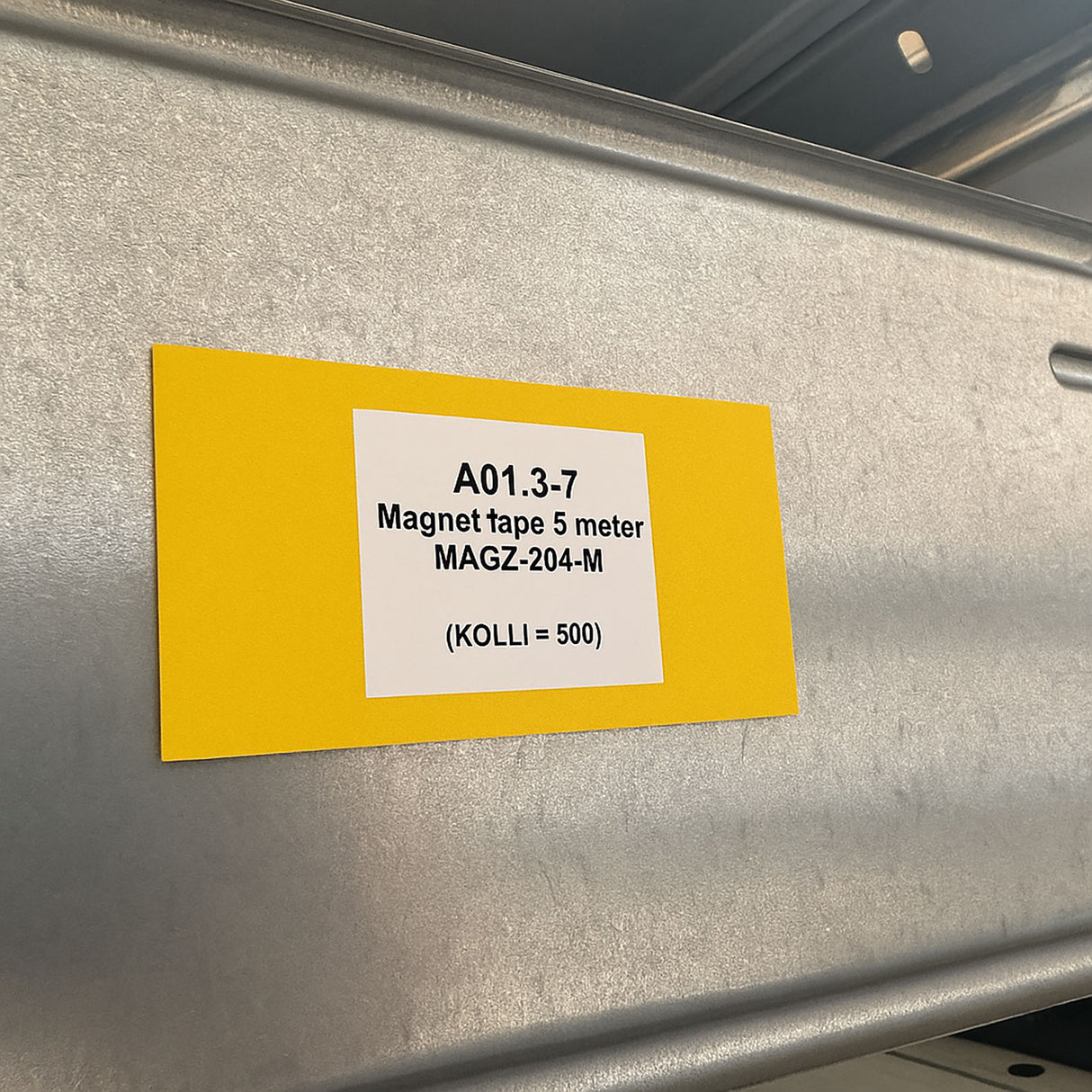 Hylleforkant gul, magnetisk 8x4 cm.