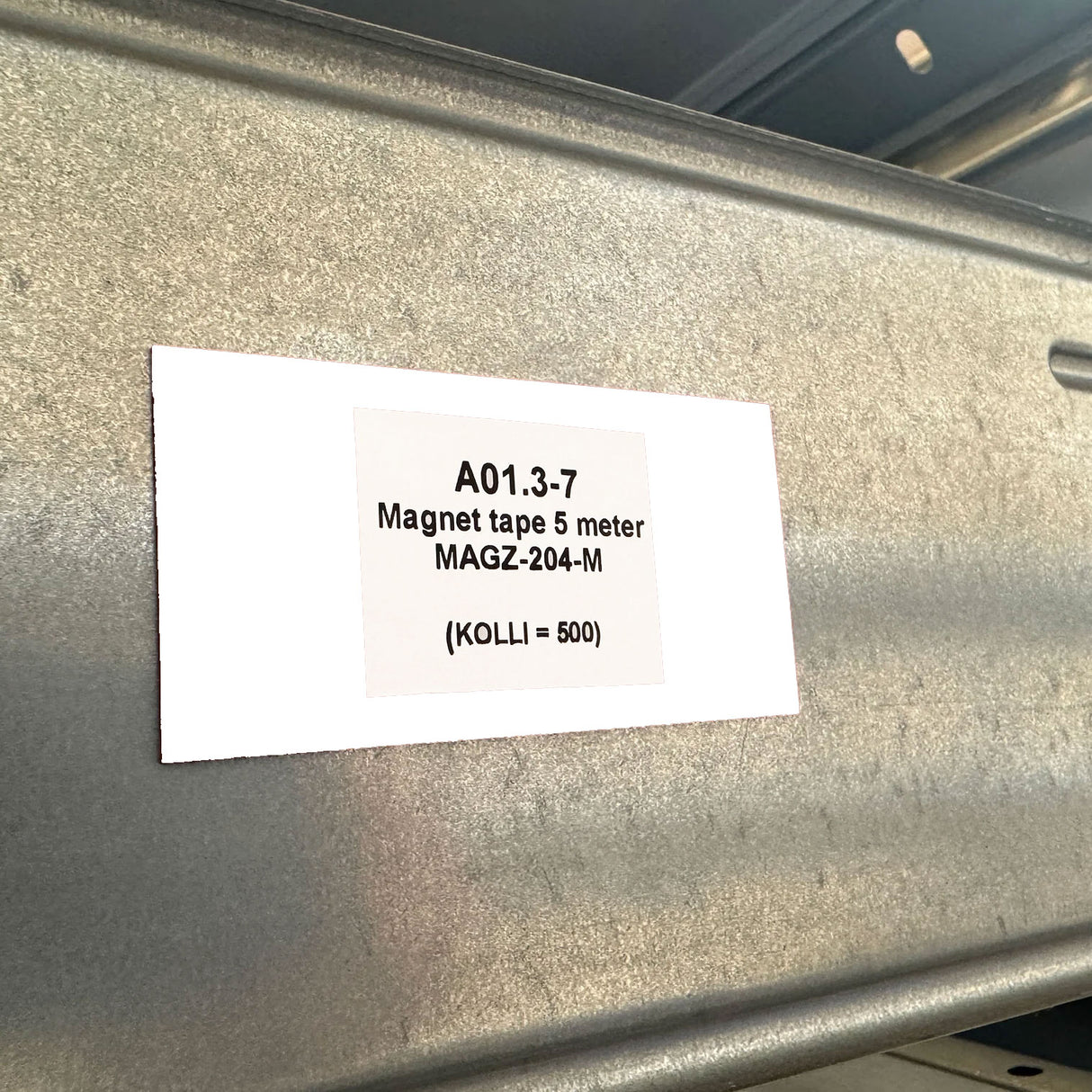 Hylleforkant hvit, magnetisk 8x4 cm.