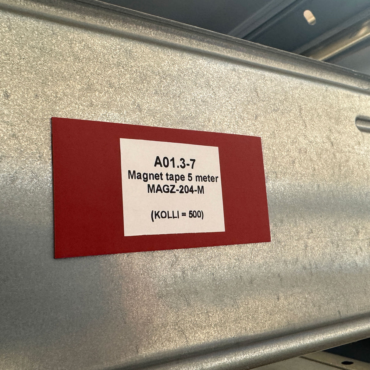 Hylleforkant rød, magnetisk 8x4 cm.