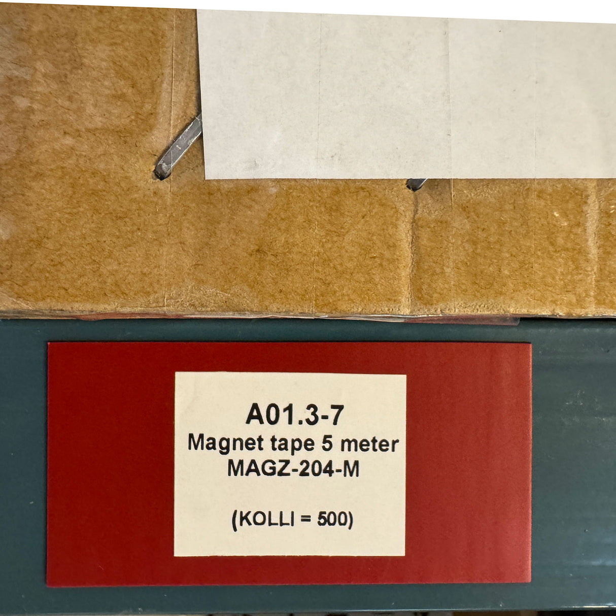 Hylleforkant rød, magnetisk 8x4 cm.