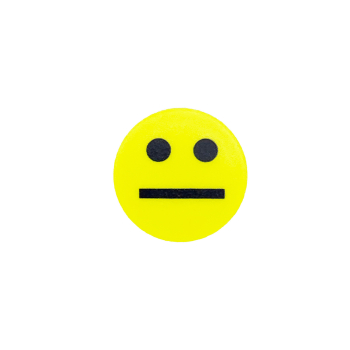 Gul nøytral smiley med "moderat fornøyd" munn. Sterk magnet fra Magnordic.com.