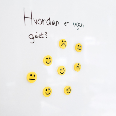 Smilefjes magnetene brukes f.eks. til å vise stemning på whiteboard tavle.