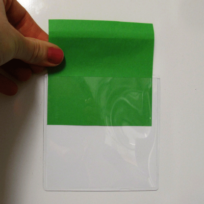 Det kan være vanskelig å se en hvit magnetlomme på hvit bakgrunn, så her viser vi en 10x10 lomme med et grønt stykke papir inni.
