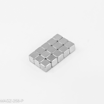 Du kan sette flere kubesammen for en større kubemagnet. Her er 21 stk. 4x4x4 magneter lagt sammen vekselvis nord og sør.