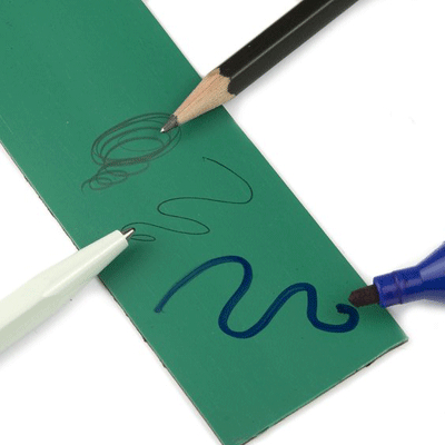 Du kan også skrive på magnetarkene med permanent tusj eller whiteboard marker. Her viser vi grønnt ark for illustrasjon.