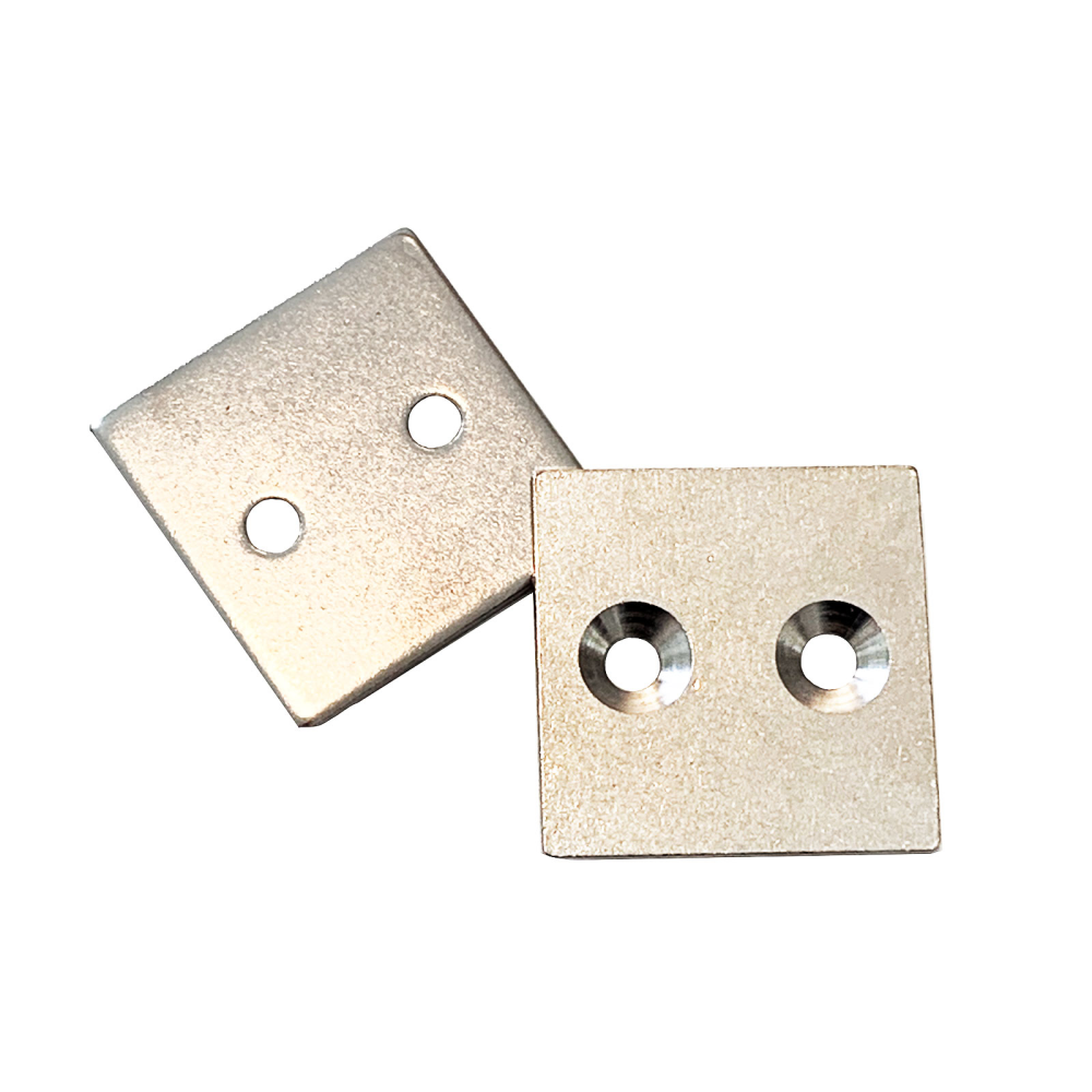 Innfelt metallplate 40x40x3 mm.