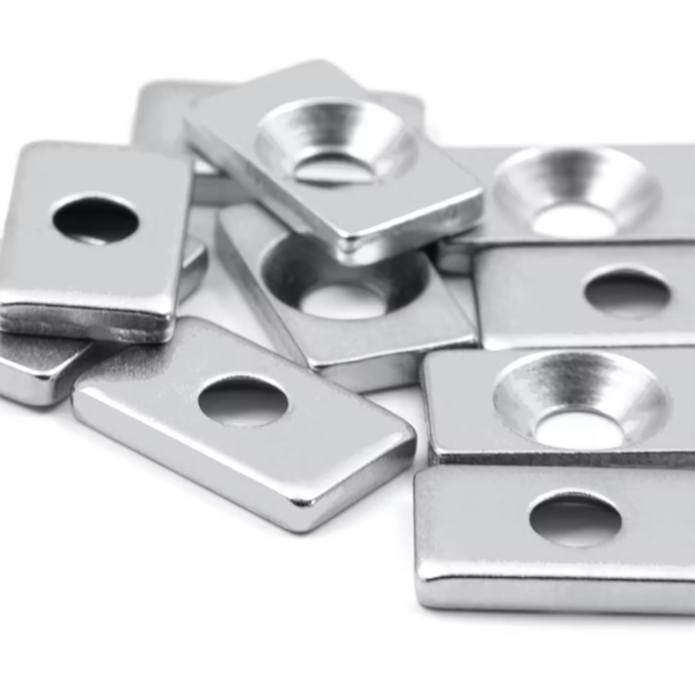 Innfelt metallplate 30x12x3 mm.